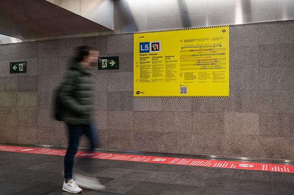 Cartell amb informació de les alternatives de transport durant la suspensió del servei de l'L5 / Foto: Pep Herrero (TMB)