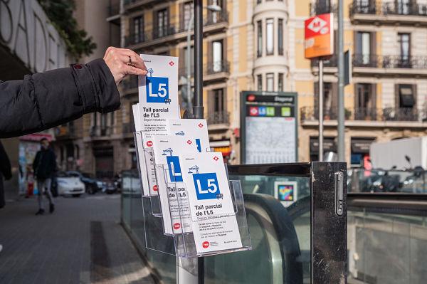 Fullets amb informació de les alternatives de transport durant la suspensió del servei de l'L5 / Foto: Pep Herrero (TMB)