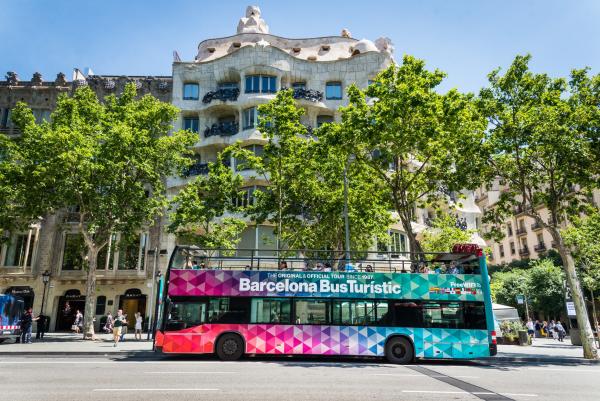 Barcelona Bus Turístic davant de la Pedrera Barcelona Bus Turístic davant de la Pedrera