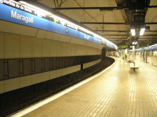 Aspecte de l'estació Maragall L5 abans de la retirada dels aplacats / Foto: TMB