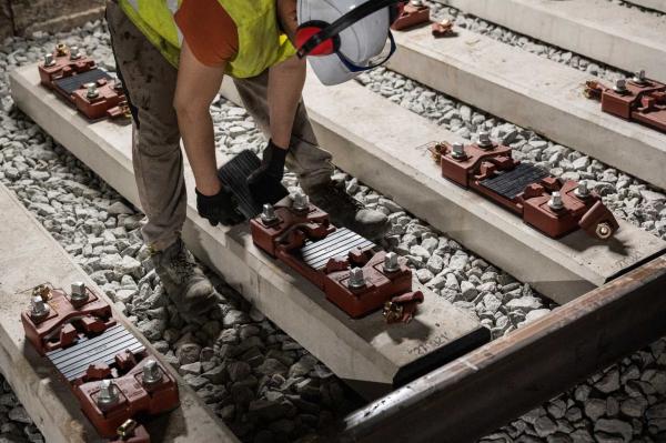 Detall de les fixacions elàstiques en la nova plataforma de via (Foto: Pep Herrero TMB Detall de les fixacions elàstiques en la nova plataforma de via (Foto: Pep Herrero TMB