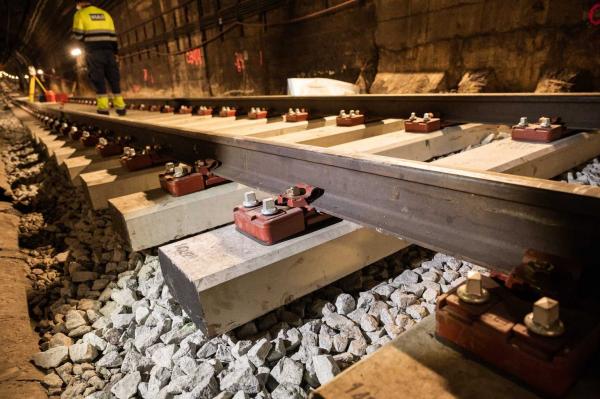 Via muntada sobre noves travesses i fixacions entre Verdaguer i Sagrada Família (Foto: Pep Herrero TMB Via muntada sobre noves travesses i fixacions entre Verdaguer i Sagrada Família (Foto: Pep Herrero TMB