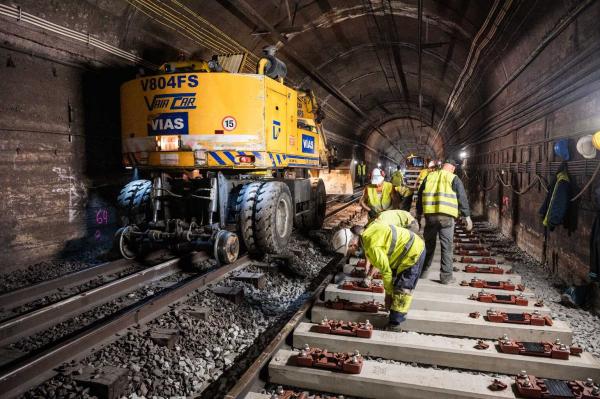 Muntatge de travesses i fixacions elàstiques entre Verdaguer i Sagrada Família (Foto: Pep Herrero (TMB) Muntatge de travesses i fixacions elàstiques entre Verdaguer i Sagrada Família (Foto: Pep Herrero (TMB)
