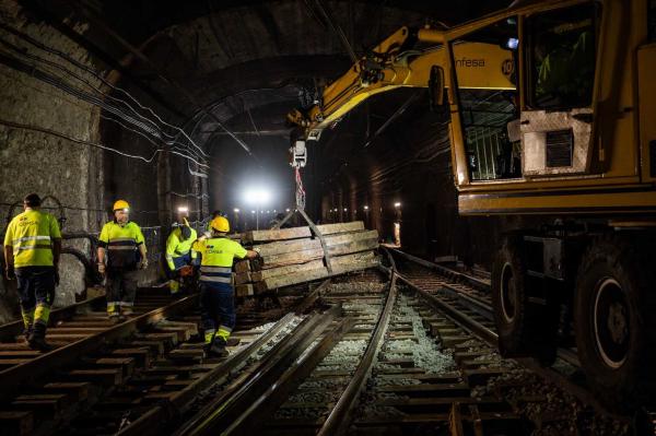 Obra del nou aparell de via a l'entrada de La Sagrera / Foto: Pep Herrero (TMB) Obra del nou aparell de via a l'entrada de La Sagrera / Foto: Pep Herrero (TMB)