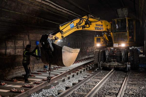 Col·locació del carril sobre les noves travesses / Foto: Pep Herrero (TMB Col·locació del carril sobre les noves travesses / Foto: Pep Herrero (TMB