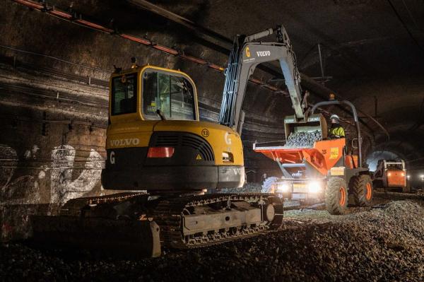 Retirada de balast al túnel de l'L5 entre La Sagrera i Congrés / Foto: Pep Herrero (TMB) Retirada de balast al túnel de l'L5 entre La Sagrera i Congrés / Foto: Pep Herrero (TMB)
