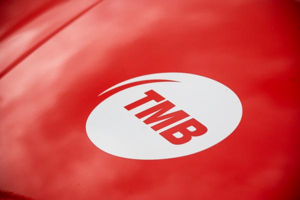 Logotip de TMB en un autobús