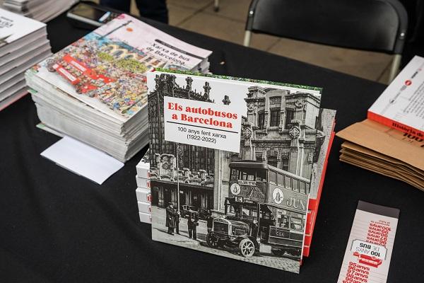 Els tres llibres que s'han publicat amb motiu del Centenari de la Xarxa de Bus / Pep Herrero (TMB)