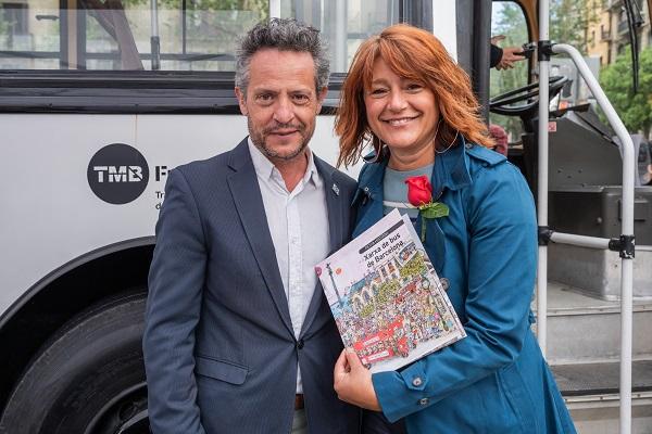 La presidenta de TMB, Laia Bonet, amb l'autor d'un dels llibres del centenari, Daniel Venteo / Foto: Pep Herrero (TMB)