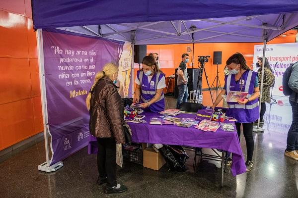 En cas d'esdeveniments d'afluència massiva al metro, també s'hi instal·laran punts violeta / Foto: Pep Herrero (TMB) En cas d'esdeveniments d'afluència massiva al metro, també s'hi instal·laran punts violeta / Foto: Pep Herrero (TMB)