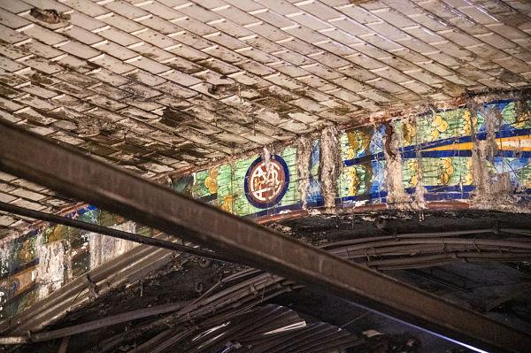 El capcer amb la decoració de ceràmica de colors i l'anagrama de Gran Metro / Foto: Pep Herrero (TMB)