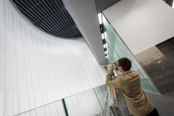 Superfícies de vidre i acer al pou d'accés de Collblanc / Foto: Pep Herrero Superfícies de vidre i acer al pou d'accés de Collblanc / Foto: Pep Herrero