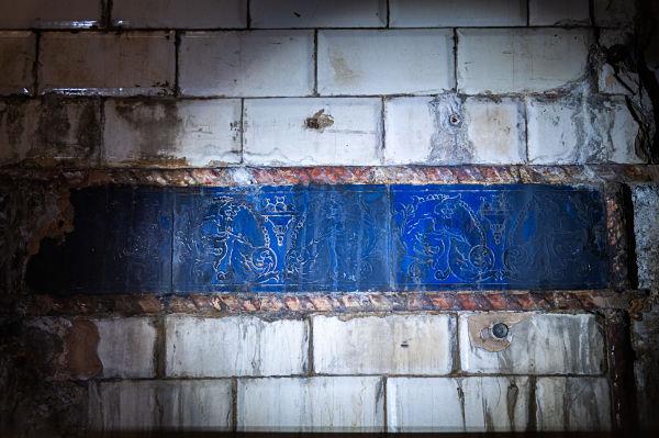 Franja de ceràmica blava que emmarcava els espais publicitaris / Foto: Pep Herrero (TMB)