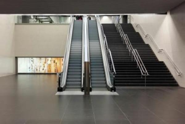 Lluminositat i espais funcionals en l'interiorisme d'El Prat Estació / Foto: TMB Lluminositat i espais funcionals en l'interiorisme d'El Prat Estació / Foto: TMB