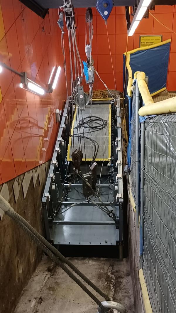 Obres de renovació de les escales a Bellvitge. /Foto: TMB