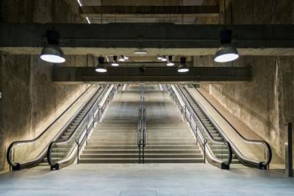 Escala de connexió entre vestíbul i andana a Europa Fira / Foto: Pep Herrero Escala de connexió entre vestíbul i andana a Europa Fira / Foto: Pep Herrero