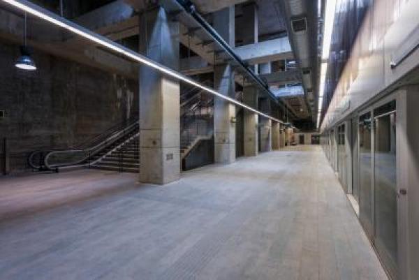 L'estètica industrial domina els espais de l'estació Mercabarna / Foto: Pep Herrero L'estètica industrial domina els espais de l'estació Mercabarna / Foto: Pep Herrero