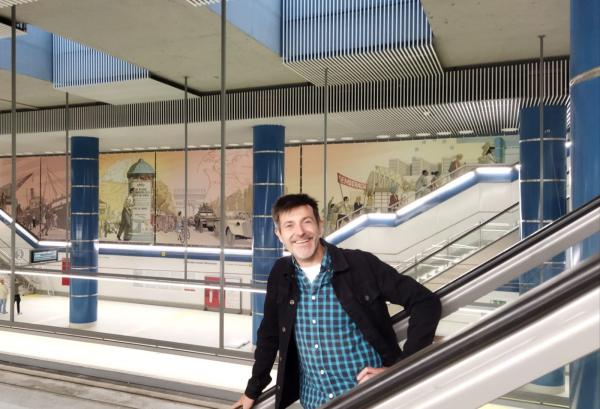 L'artista Paco Roca amb el mural de fons. /Foto: FGV