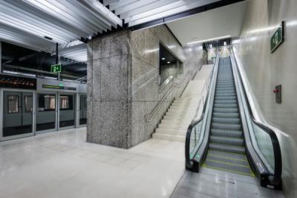 Andana, escala fixa i escala mecànica de l'estació Parc Nou / Foto: Pep Herrero Andana, escala fixa i escala mecànica de l'estació Parc Nou / Foto: Pep Herrero