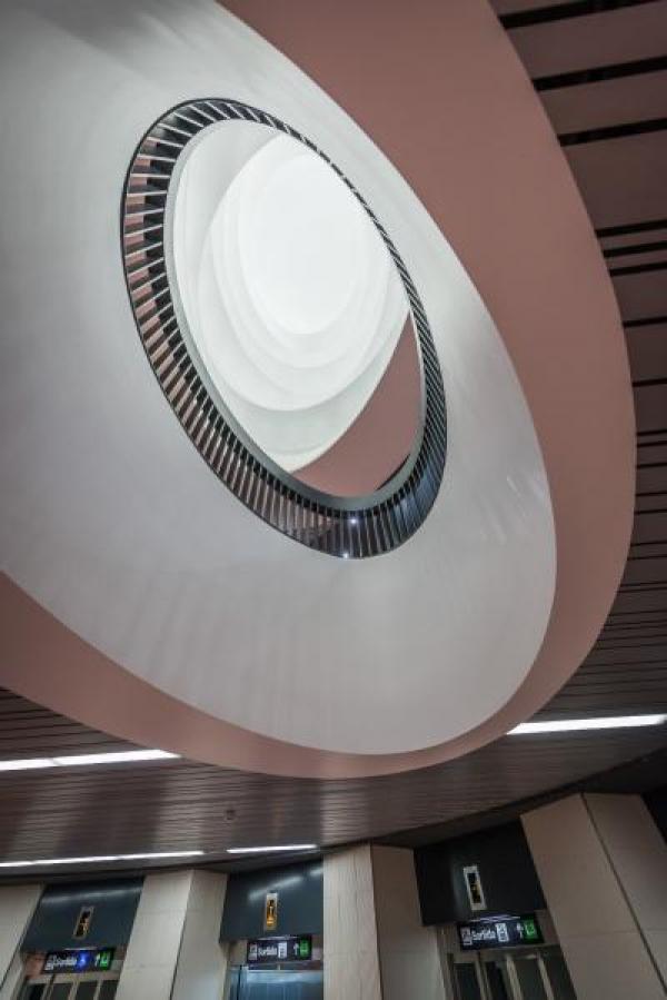 L'espectacular llum circular que corona el vestíbul de Zona Universitària / Foto: Pep Herrero L'espectacular llum circular que corona el vestíbul de Zona Universitària / Foto: Pep Herrero