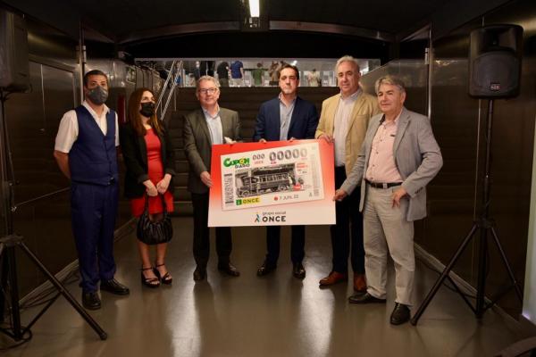 Entrega del cupó commemoratiu dels 100 anys de bus. /Foto: M.ANGEL (TMB) Entrega del cupó commemoratiu dels 100 anys de bus. /Foto: M.ANGEL (TMB)