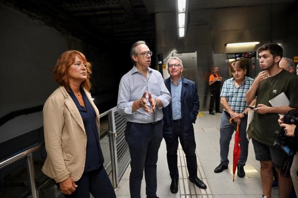 El director d’Infraestructures de Metro, Joaquim Plaja, explicant els treballs que s'han desenvolupat per renovar les vies / Foto: Pep Herrero (TMB)