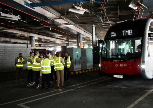Durant la visita a l'estació de càrrega. /Foto: M.A. CUARTERO (TMB)