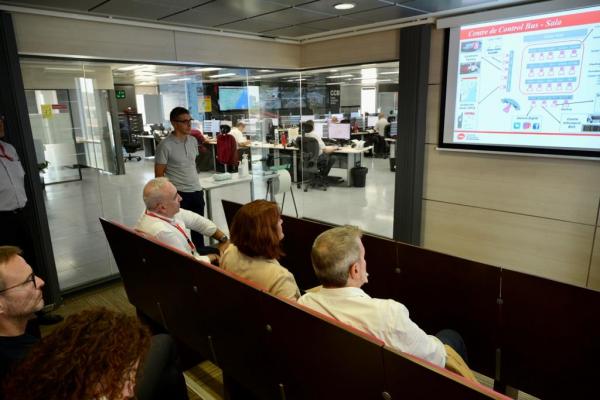La visita al Centre de Control de Bus (CCB). /Foto: M.A.CUARTERO (TMB)
