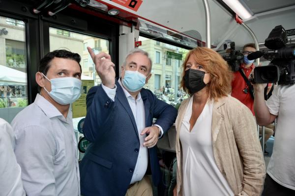 La presidenta de TMB, Laia Bonet, i el director de Bus, Jacobo Kalitovics, a la presentació de les càmeres de videovigilància / Foto: Miguel Ángel Cuartero (TMB) La presidenta de TMB, Laia Bonet, i el director de Bus, Jacobo Kalitovics, a la presentació de les càmeres de videovigilància / Foto: Miguel Ángel Cuartero (TMB)