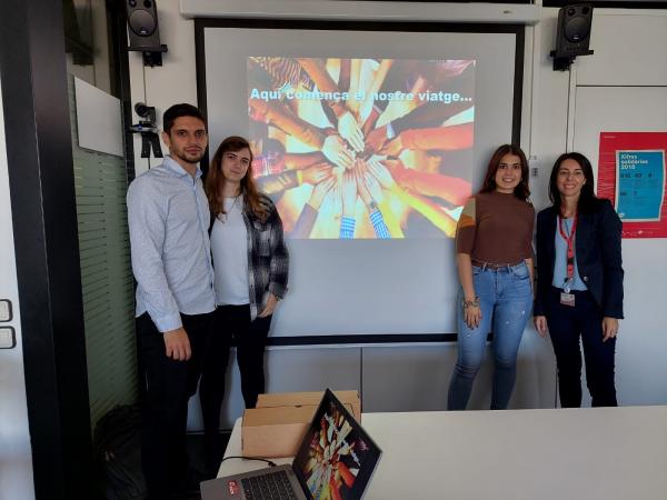 Les estudiants amb part de l'equip de RRHH de TMB. /Foto: TMB