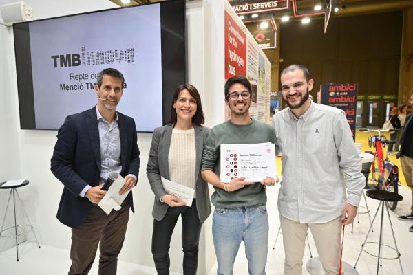 Equip "Connecta't al bus". /Foto: PEP HERRERO (TMB) Equip "Connecta't al bus". /Foto: PEP HERRERO (TMB)
