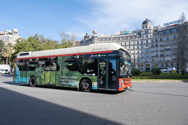 Un bus d'hidrogen de TMB circulant per Barcelona / Foto: TMB