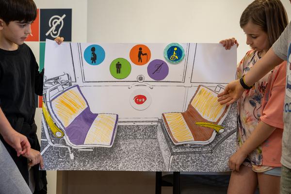 Una de les propostes dels alumnes per destacar els seients reservats / Foto: Miguel Ángel Cuartero (TMB) Una de les propostes dels alumnes per destacar els seients reservats / Foto: Miguel Ángel Cuartero (TMB)