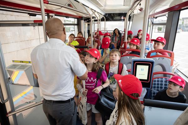 Els estudiants a bord d'un bus elèctric de TMB / Foto: Miguel Ángel Cuartero (TMB) Els estudiants a bord d'un bus elèctric de TMB / Foto: Miguel Ángel Cuartero (TMB)