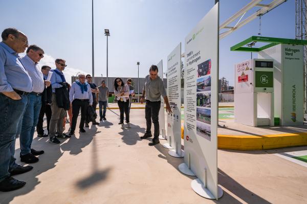 Visitants a la hidrogenera de bus a la cotxera de Zona Franca / Foto: TMB