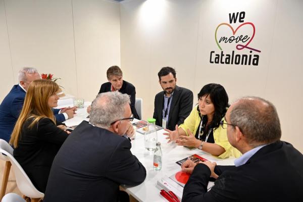 Una delegació del Ministerio de Transportes y telecomunicacions de Xile, reunits amb el conseller delegat de TMB, Gerardo Lertxundi / Foto: Pep Herrero (TMB)
