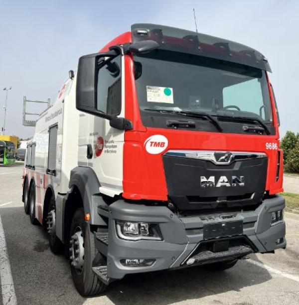 Detall del frontal amb els colors corporatius del nou camió grua MAN que ha incorporat TMB / Foto: MAN