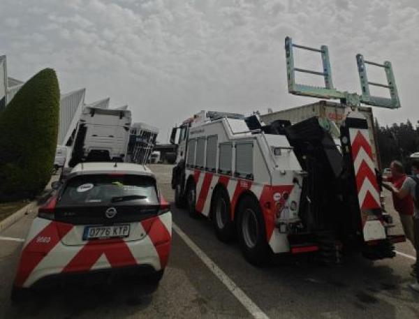 Vista del nou camió grua recentment incorporat i d'un vehicle elèctric dela flota auxiliar actual de TMB / Foto: TMB