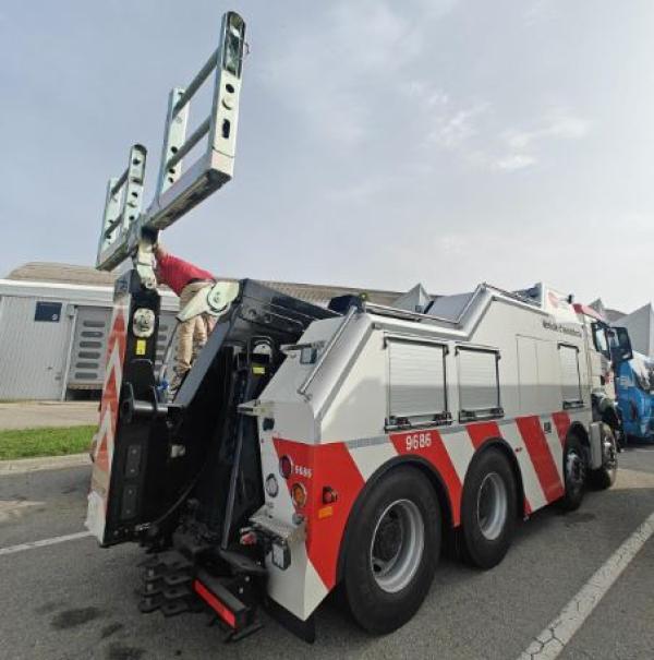 Vista de la impressionant forquilla de la part del darrera del nou camió grua de quatre eixos de TMB / Foto: MAN