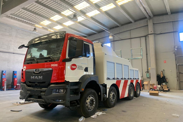 La nova grua de 4 eixos entrarà en servei en breu i assistirà la flota de bus de TMB / Foto: TMB