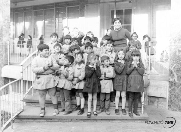 Grup escolar a la porta de l’escola l'any 1972 / Foto: Fundació TMB