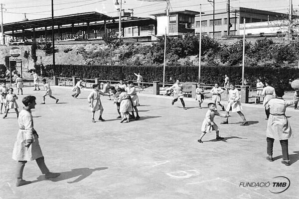 Alumnes en el seu temps d'esbarjo al pati de l'escola del Metro, el 1961 / Foto: Puig Farran  (Fundació TMB)