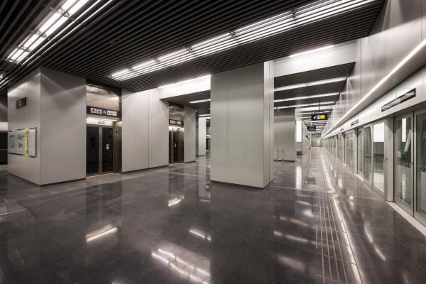 Línies rectes i tons grisos a Aeroport T1 / Foto: Pep Herrero