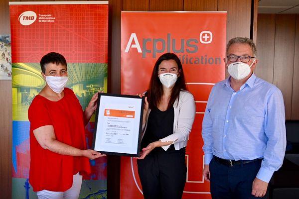 Rosa Alarcón, Carla Debat i Gerardo Lertxundi en el lliurament del certificat / Foto: Pep Herrero (TMB)