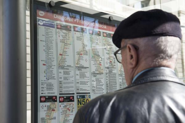 Un passatger consultant informació en una marquesina