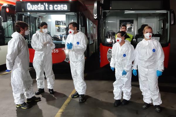 Conductores i personal sanitari preparats per a les sortides d'avui / Foto: TMB