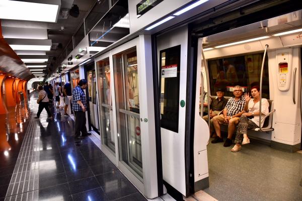 Un tren a l'estació de Foneria de la línia L10 Sud de metro