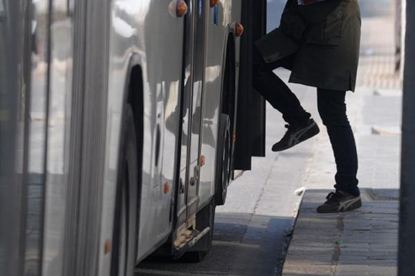 Accés per la porta davantera en un autobús de TMB / Foto: Arxiu TMB