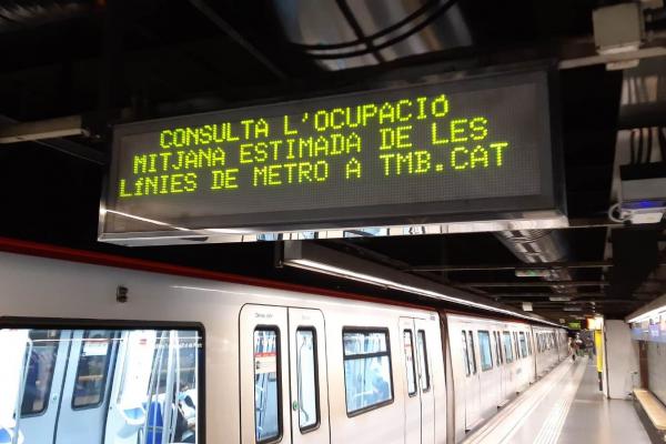 Cartell lluminós a l'estació Sagrada Família aquest matí / Foto: TMB