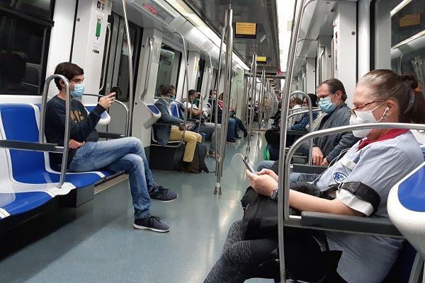 Interior d'un tren de la línia 5 / Foto: TMB